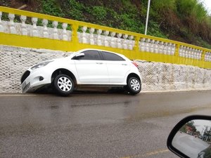 Veículo cai em córrego na entrada de Porto Calvo