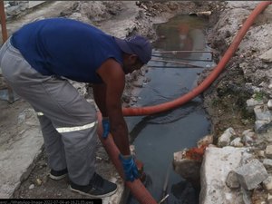 Prefeitura de Penedo limpa rede de escoamento de águas com caminhão de sucção