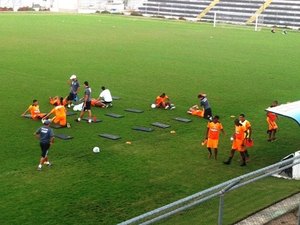 Beto Almeida relaciona 21 jogadores para o embate contra o Fortaleza