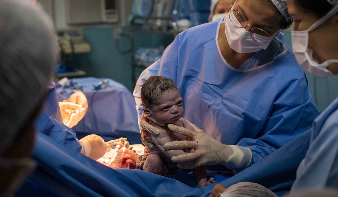 Fotógrafo que registrou a bebê 'bravinha' da Baixada Fluminense reencontra a menina 2 anos depois