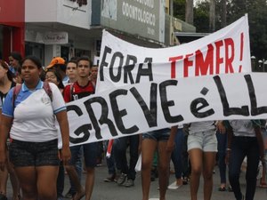Estudantes protestam contra reforma do ensino médio e a PEC 241 em Arapiraca
