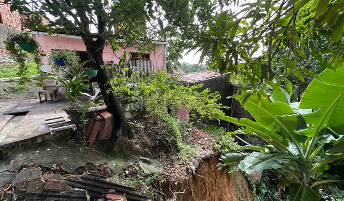 Chuva provoca deslizamento de terra e compromete estrutura de casa no São Jorge