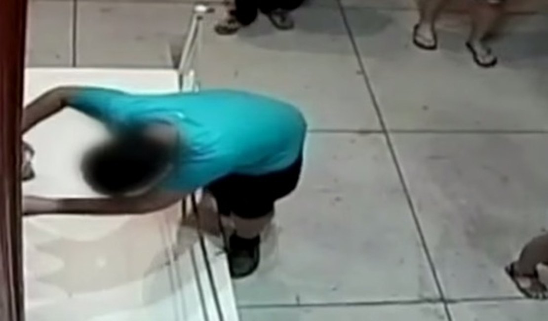 [VÍDEO] Garoto tropeça e rasga pintura avaliada em US$1,5 milhão