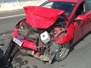Engavetamento com cinco carros congestiona Ponte Divaldo Suruagy