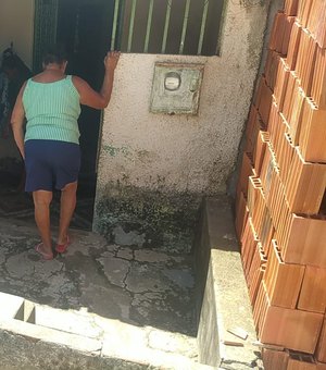 Moradoras relatam falta de drenagem e tem casa inundada durante o período chuvoso
