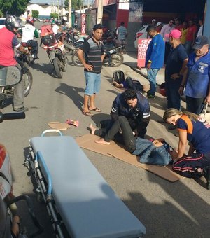 Tentando evitar acidente, mulher acaba colidindo com moto