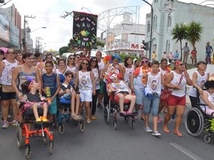 Pestalozzi de Arapiraca realiza desfile com usuários e equipe técnica