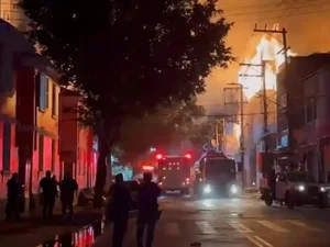 Incêndio de grandes proporções atinge fábrica no Brás, em São Paulo