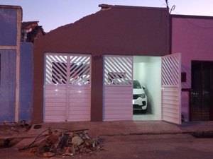 Caminhão em alta velocidade arranca fios e destrói casas no centro de Arapiraca