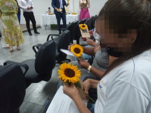 Mulheres vítimas de violência doméstica recebem certificado de conclusão de cursos profissionalizantes em Arapiraca