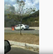 [Vídeo] Motoristas flagram veículo incendiando na Avenida Pierre Chalita