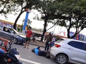 Acidente na Fernandes Lima deixa motoqueiro ferido