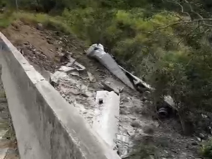 [Vídeo] Carreta tomba na BR-101 em São Sebastião e cai em ribanceira