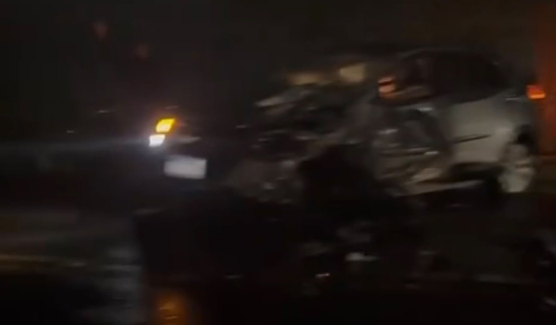 Caminhão e carro colidem de frente na Ladeira do Catolé, em Maceió