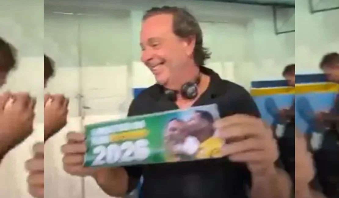 Ex-ministro de Bolsonaro distribui adesivos pró-Flávio no Carnaval