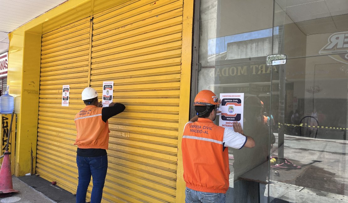 Defesa Civil interdita imóveis vizinhos após incêndio em loja no Centro de Maceió