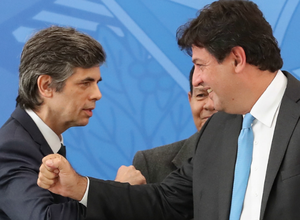 Onze ex-ministros da Saúde assinam manifesto conjunto pedindo “vacina para todos já”