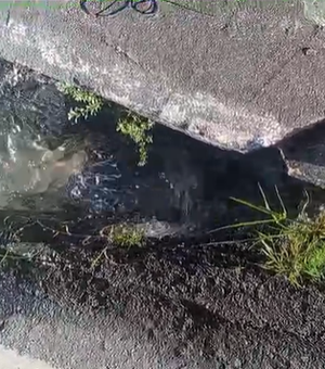 [Vídeo] Moradores denunciam vazamento de água há três dias na Avenida Rotary, em Maceió