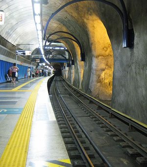 Homem é empurrado nos trilhos do metrô no Rio de Janeiro