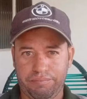 Homem é morto a tiros enquanto conversava em calçada no município de Canapi