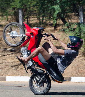 Motoqueiro empina moto, desobedece policiais, é perseguido e preso