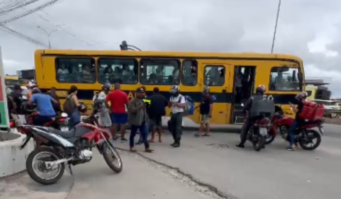 Mulher vai parar embaixo de ônibus escolar após acidente na AL-220, em Arapiraca