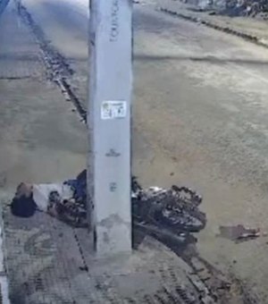 Motociclista perde controle de veículo e se choca contra poste em Palmeira dos Índios