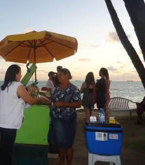 Vigilância Sanitária de Maceió orienta vendedores de alimentos da orla marítima