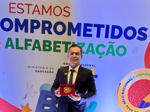 Prefeito de São Sebastião recebe o Selo ouro de compromisso com a alfabetização em Brasília