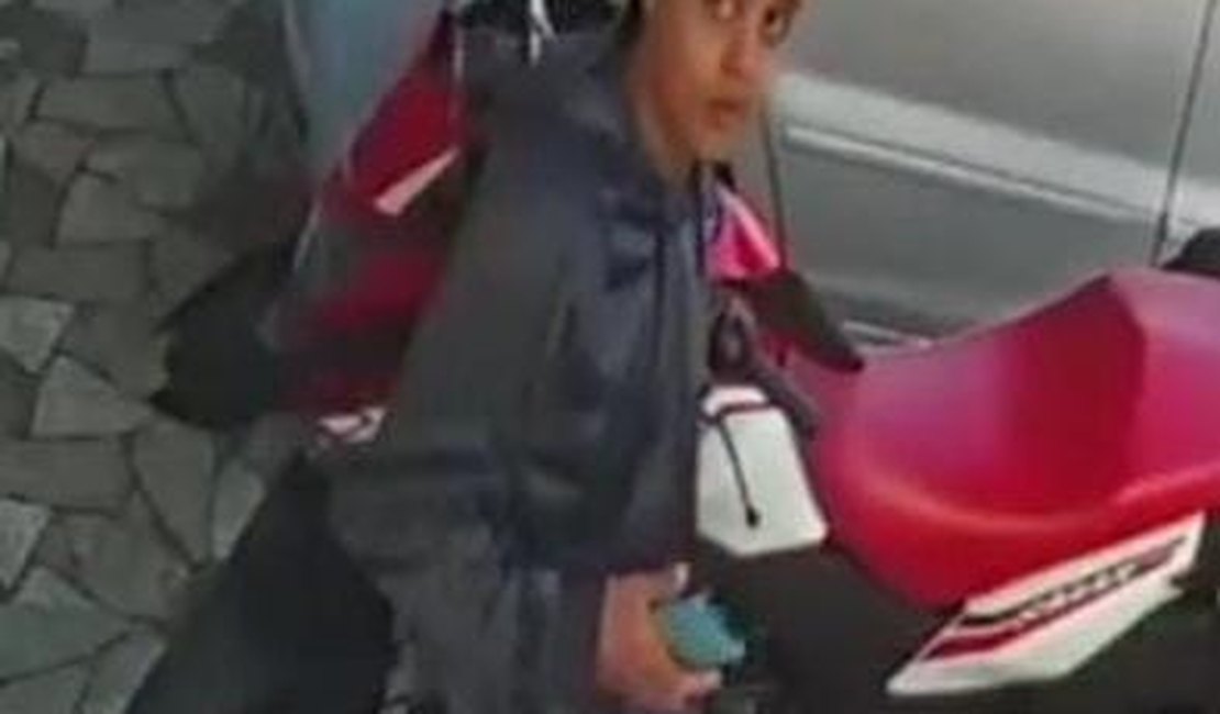 [Vídeo] Suspeito rouba moto em menos de trinta segundos no Tabuleiro dos Martins