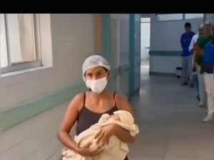 [Vídeo] Mãe sai ajoelhada para agradecer recuperação do filho em maternidade de Maceió