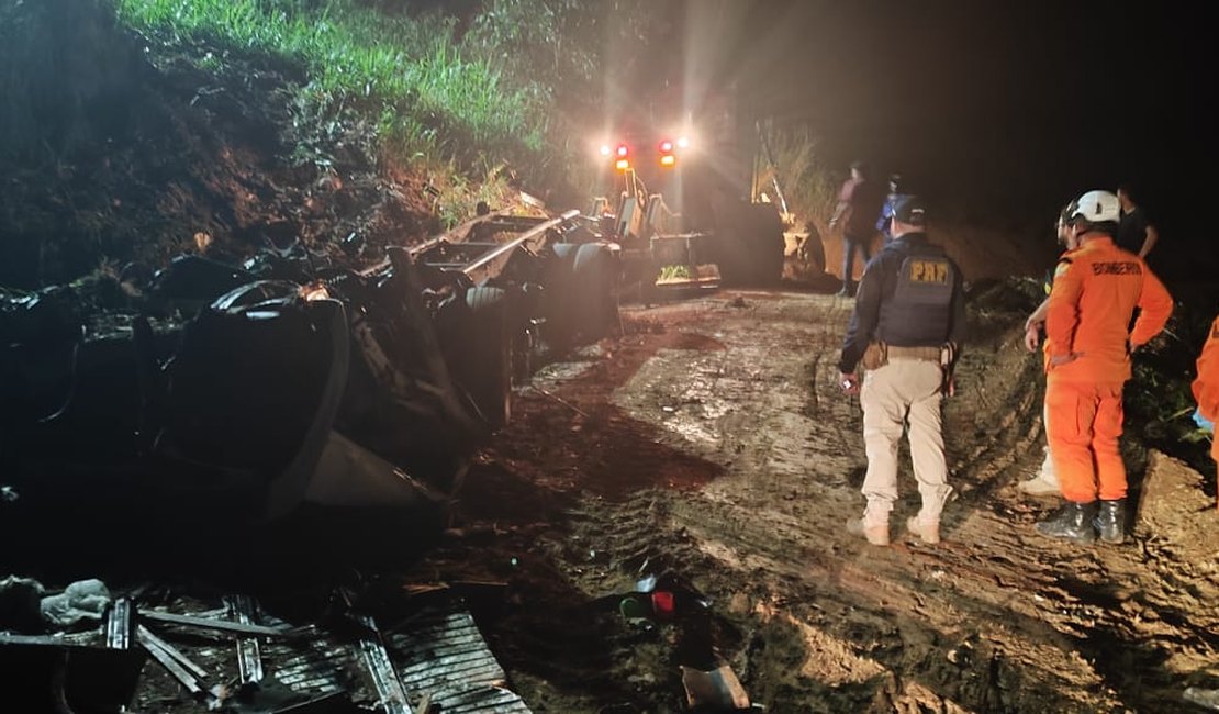 Duas pessoas morrem em capotamento de caminhão na Curva da Melancia em São José da Laje