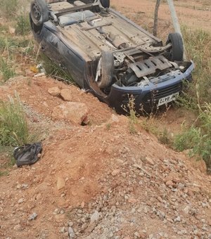 [Vídeo] Jovem perde o controle da direção e capota carro próximo à Vila São José, zona rural de Arapiraca