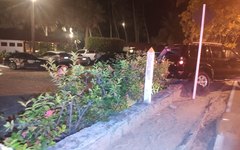 Com sinais de embriaguez, motorista perde o controle e colide em muro de hotel, em Japaratinga