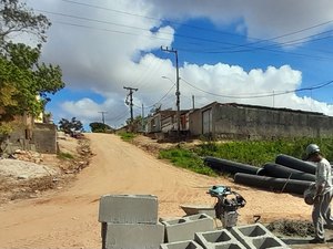 Obras de pavimentação de ruas avançam no bairro Jardim Tropical, em Arapiraca