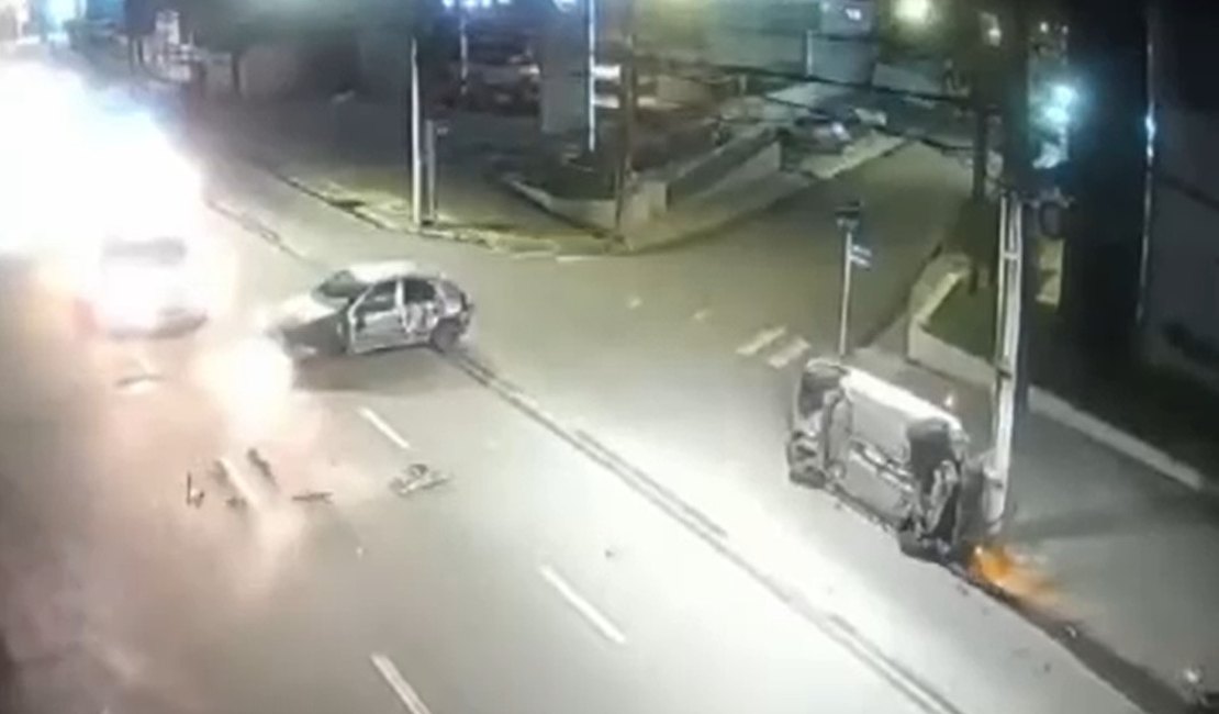 Câmera registra colisão e capotamento de carro na Avenida Gustavo Paiva