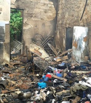 Mulher consegue escapar de incêndio após filho atear fogo na casa