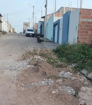 [Vídeo] Morador denuncia abandono e reclama de buracos no Loteamento Porto Vitória