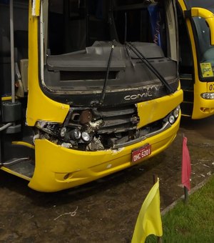 [Vídeo] Ônibus de turismo colidem em Matriz de Camaragibe