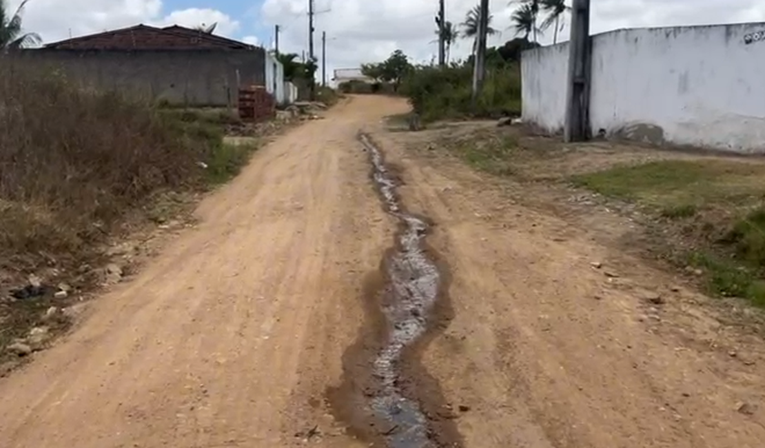 [Vídeo] Moradores da Lagoa Nova, em Arapiraca, fazem apelo para resolver problema de vazamento de água