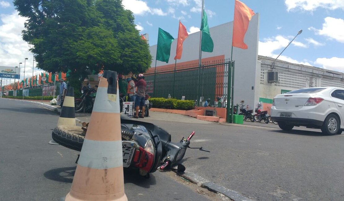 Colisão entre veículos deixa condutor de moto com escoriações, em Arapiraca