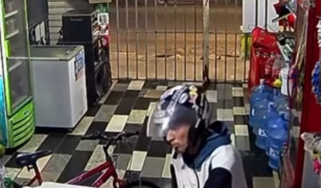 Após se passar por cliente, ladrão rouba dinheiro de mercadinho em Arapiraca