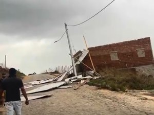 Ventos fortes e chuvas causam danos a residências em AL; telhado é arrancado em Joaquim Gomes