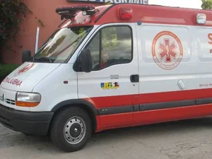 Motociclista fica ferido após colisão com carro em rotatória de Arapiraca