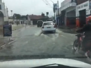 [Vídeo] Chuva forte deixa ruas alagadas nesta sexta (13), em Arapiraca