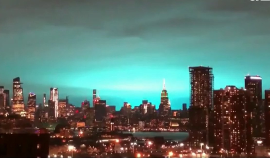 Explosão de transformador em Nova York faz céu noturno clarear e assusta moradores