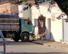 Caminhão desgovernado invade casa e destrói parte do imóvel em Arapiraca