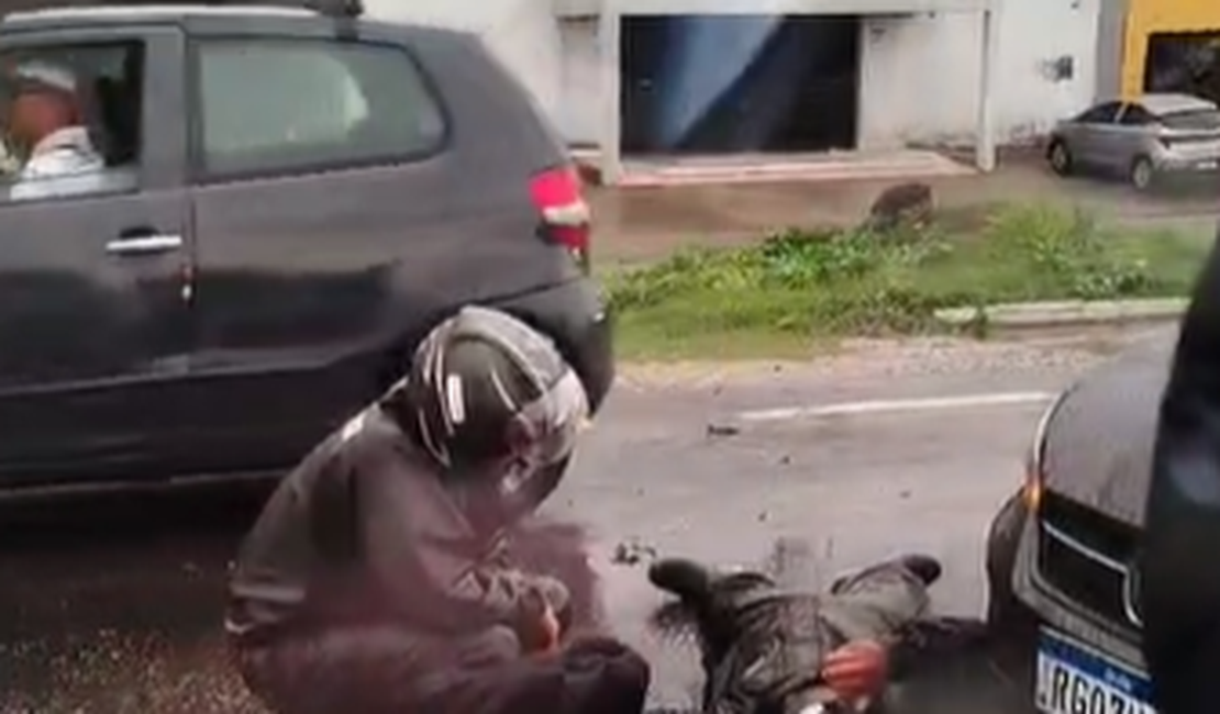 Colisão entre dois carros e uma moto deixa um ferido na Avenida Menino Marcelo
