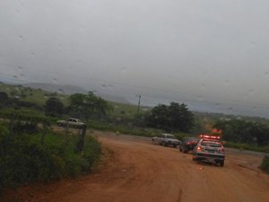 [Vídeo] Veículo capota quando executava manobras perigosas em evento clandestino