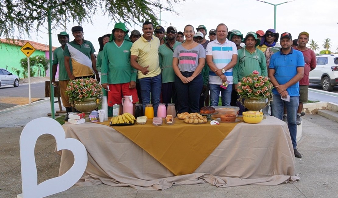 Vereadora Amanda Alves homenageia garis com café da manhã em praça pública de Igaci